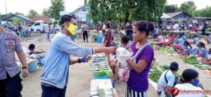 Lawan Corona, Wartawan Desk Pemkab Malaka Bagi Masker