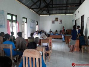 Sekcam Botin Leobele Salurkan BLT Kepada 52 KK Di Botin Selatan