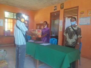 Antisipasi Corona, Pemdes Lakekun Barat Bagi 1500  Masker