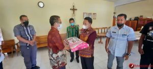 Bupati Malaka Salurkan Bantuan Seroja Untuk Umat Di Dua Gereja
