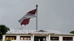 Di Weliman, Bendera Merah Putih Dikibarkan Dalam Kondisi Sobek