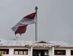 Di Weliman, Bendera Merah Putih Dikibarkan Dalam Kondisi Sobek